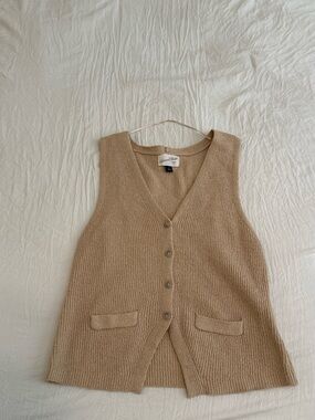 Universal Thread Beige V-Neck Buttoned Knit Vest